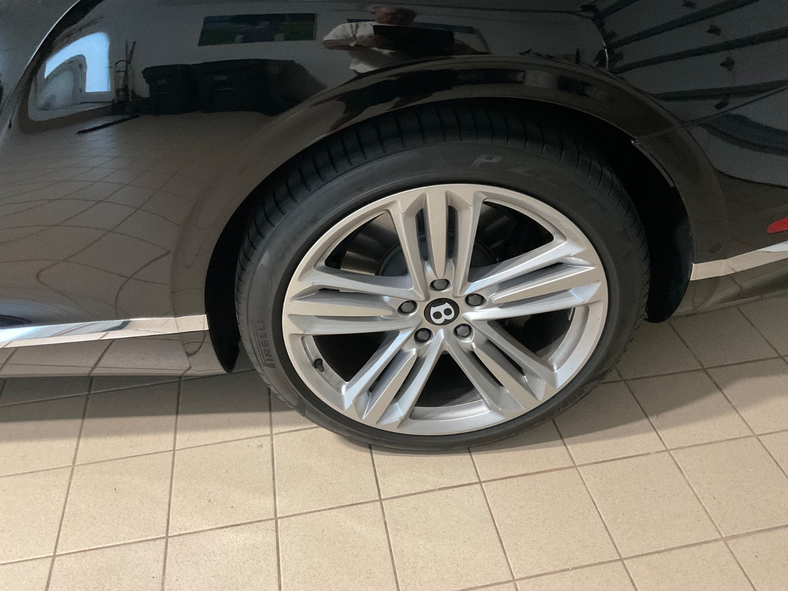 2023 Bentley GTC rim and tires 1500 miles.  Original equipment 1500 miles 