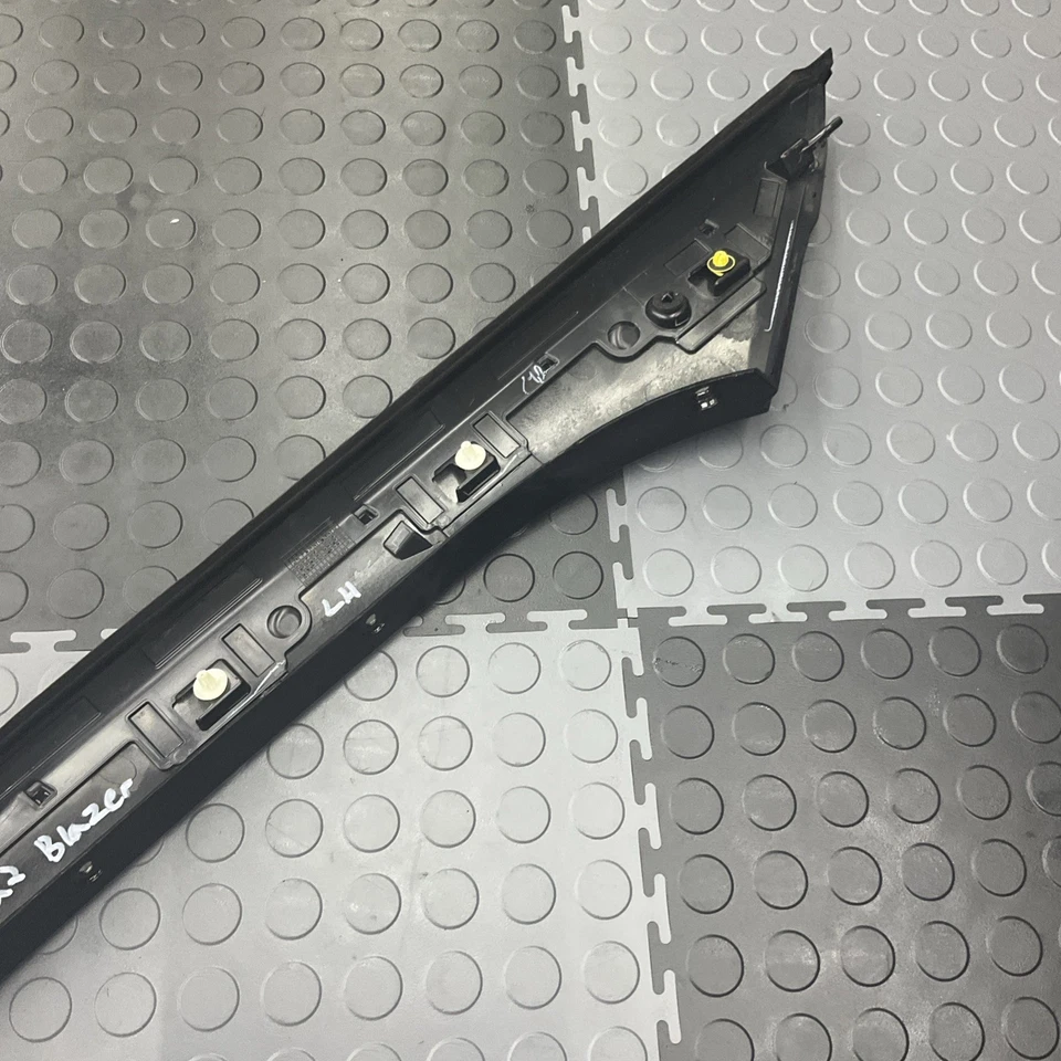 Chevrolet Blazer 2019-2023 interior del conductor moldura de pilar-84588761 Foto 3 de 4