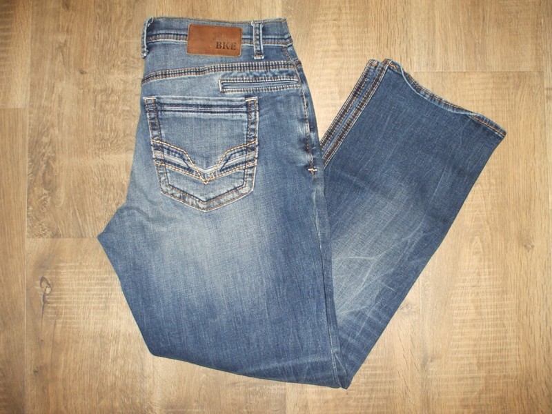 BKE Nolan  Straight Leg Med Blue Denim Mens Jeans 32 S Short   Length 29 EUC