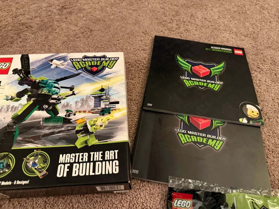 LEGO Master Builder Academy 20216 Robot Designer PARTIALLY SEALED Retired - Image 4 of 4