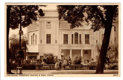 Eine ca. 2. Weltkrieg Fotochrom-Postkarte von Cheltenham, Promenadenbrunnen & Regal-Kino.