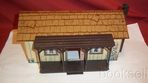 ORIGINAL & VINTAGE 1960 MARX GUNSMOKE TIN LITHO GUNSMOKE CABIN W/PORCH & CHIMNEY
