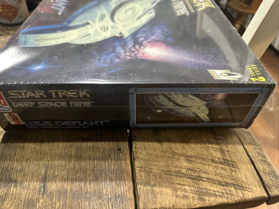 Star Trek Deep Space Nine U.S.S. Defiant A.M.T./Ertl Model Kit 4613 - Image 3 of 4