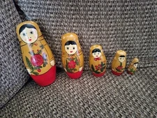 Russian Matryoshka Doll With 5 Nesting Dolls