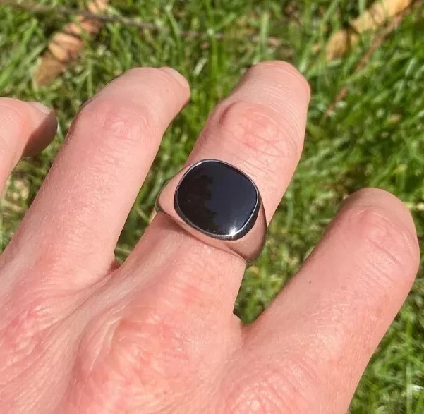 Anillo para hombre con sello hecho a mano de piedras preciosas de plata de ley 925 de ónix negro natural Foto 2 de 4