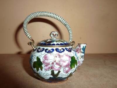 CHINESISCHE WEISSE CLOISONNE 7 CM LANGE TEEKANNE/WASSERKOCHER MIT WEISSEM GRIFF MIT BLUME/BLATT