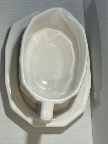 White Stoneware Gravy Boat with Matching Under Plate Set - Picture 11 of 17