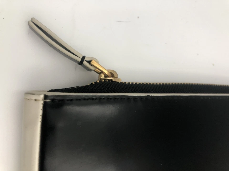 Funda para tableta de charol blanco y negro MARC JACOBS precio de venta sugerido por el fabricante $178 Funda para iPad Foto 3 de 4