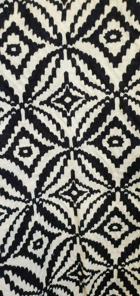 Bermudas para mujer 12 ropa de trabajo informal con estampado geométrico blanco y negro Foto 2 de 4