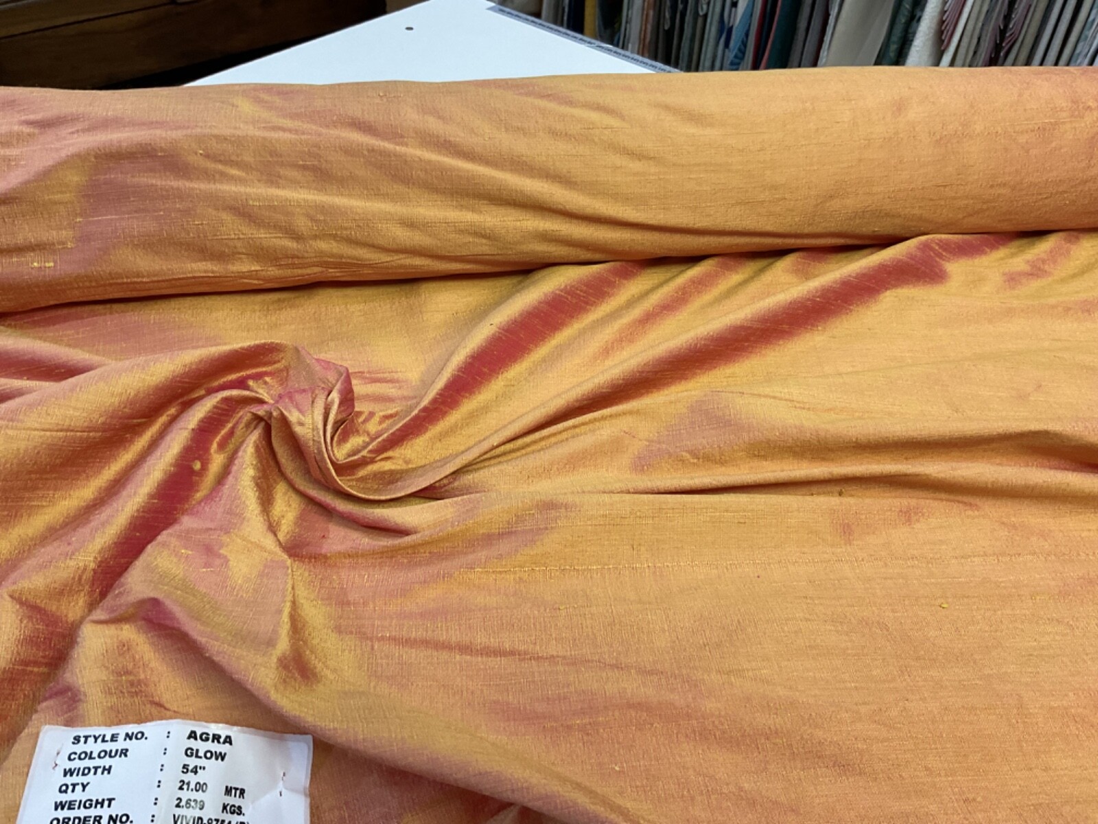 Soie Sauvage Changeante Feu au Mètre : Le Tissu Idéal pour Tenues de Cérémonie