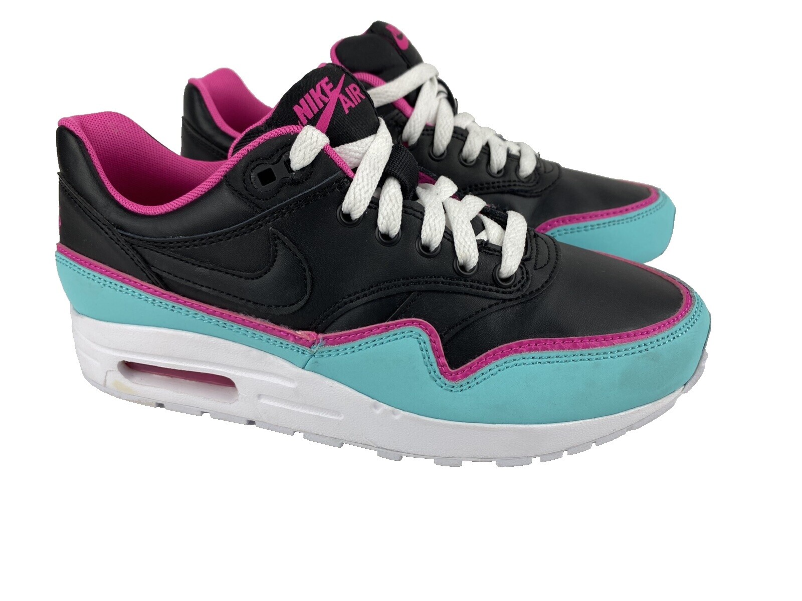 light wale shoes nike