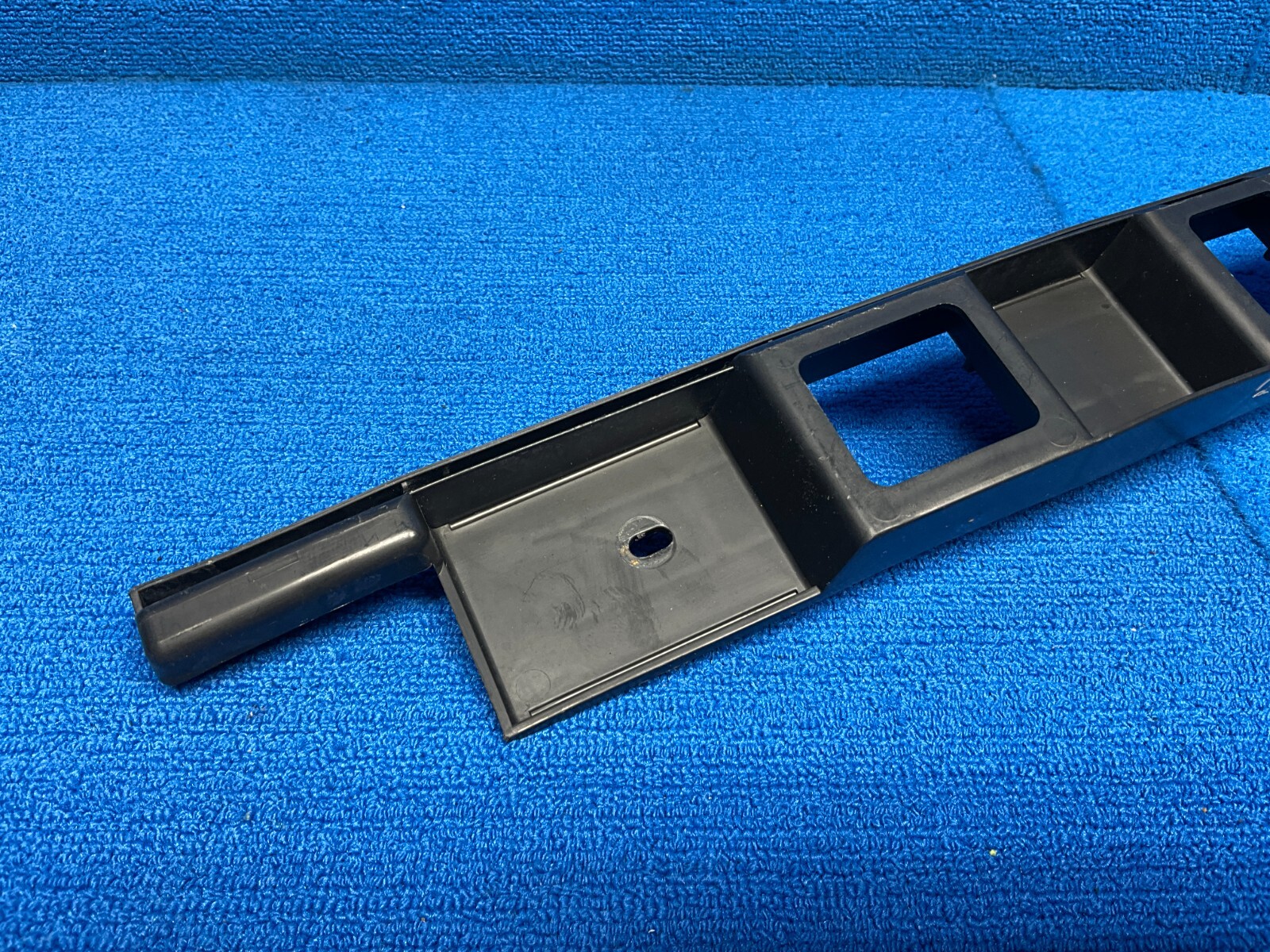 2005 - 2010 BENTLEY CONTINENTAL GTC REAR CENTE BUMPER HOLDER SUPPORT BRACKET OEM