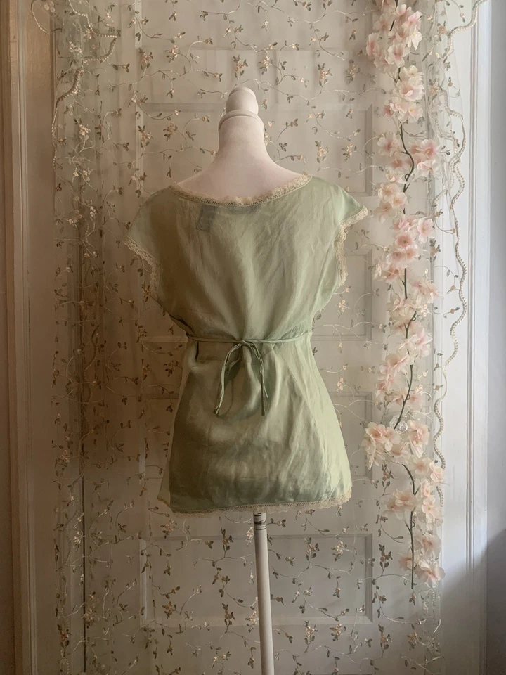 Top verde seda salvia New York & Company con encaje beige talla M Foto 3 de 4