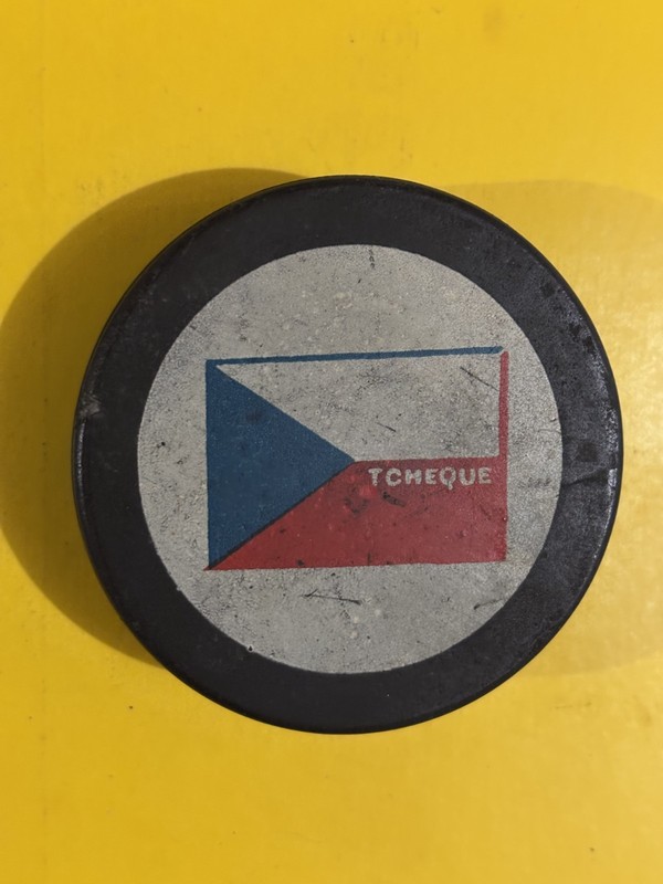 OLD VINTAGE HOCKEY PUCK -  TCHEQUE CZECHOSLOVAKIA FLAG