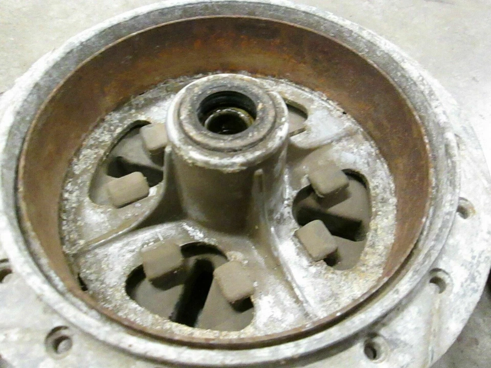 Buje de rueda trasera Honda CA160 66-69 con conjunto de freno, soporte de piñón y eje Foto 3 de 4