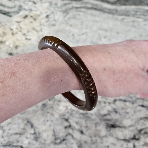 2 vintage Deep Carved CHOCOLATE BROWN 1920'S LUCITE BANGLES bracelets - Picture 4 of 4