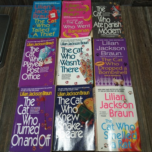*9* THE CAT WHO Series Paperback Book Lot Lillian Jackson Braun - Picture 2 of 12