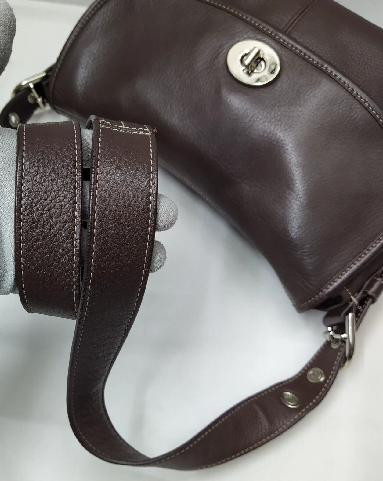 Borsa a tracolla Coach in pelle marrone chiusura con patta e chiusura a strappo