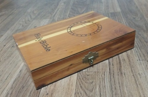 Vintage 1958 Holy Bible Illustrated Peace Of Mind Edition Wooden Box Keepsake - Picture 7 of 7
