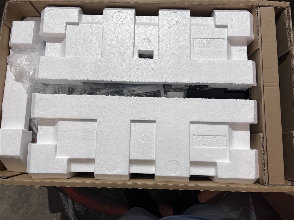 New APC Smart-UPS SRT5KRMXLT 5000VA Battery Backup