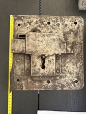 Stary vintage duży żelazny zamek do skrzyni