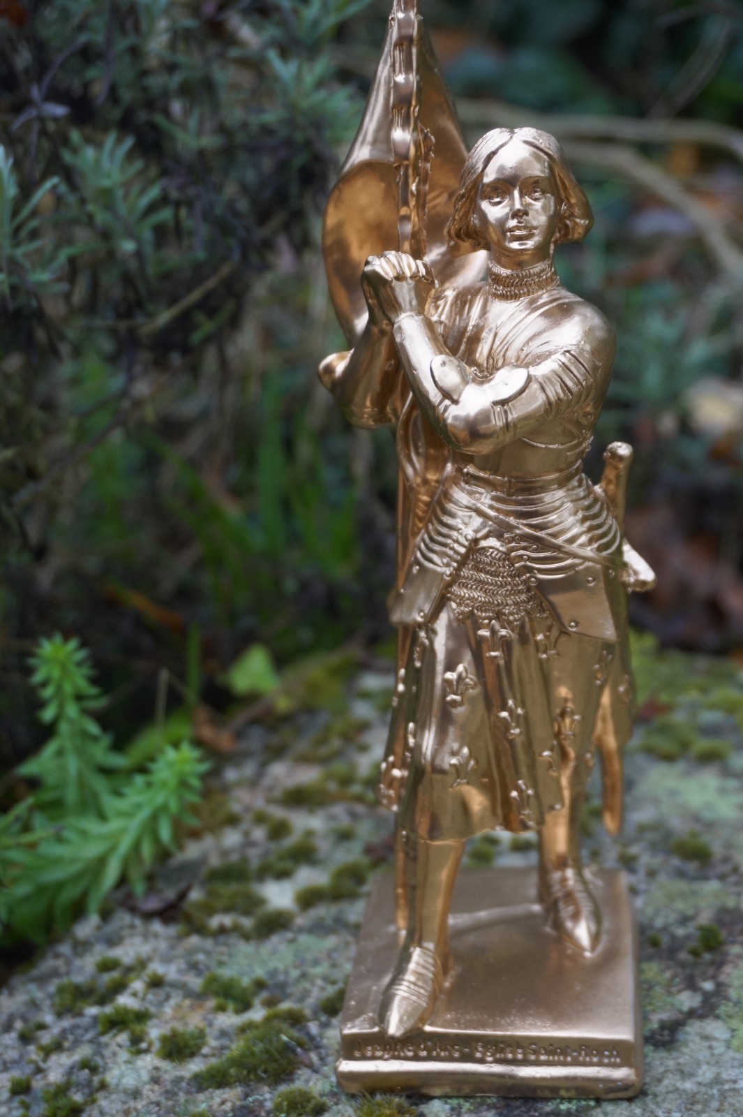 Statuette Jeanne d'Arc Paris en résine dorée haute finition de 26 cm