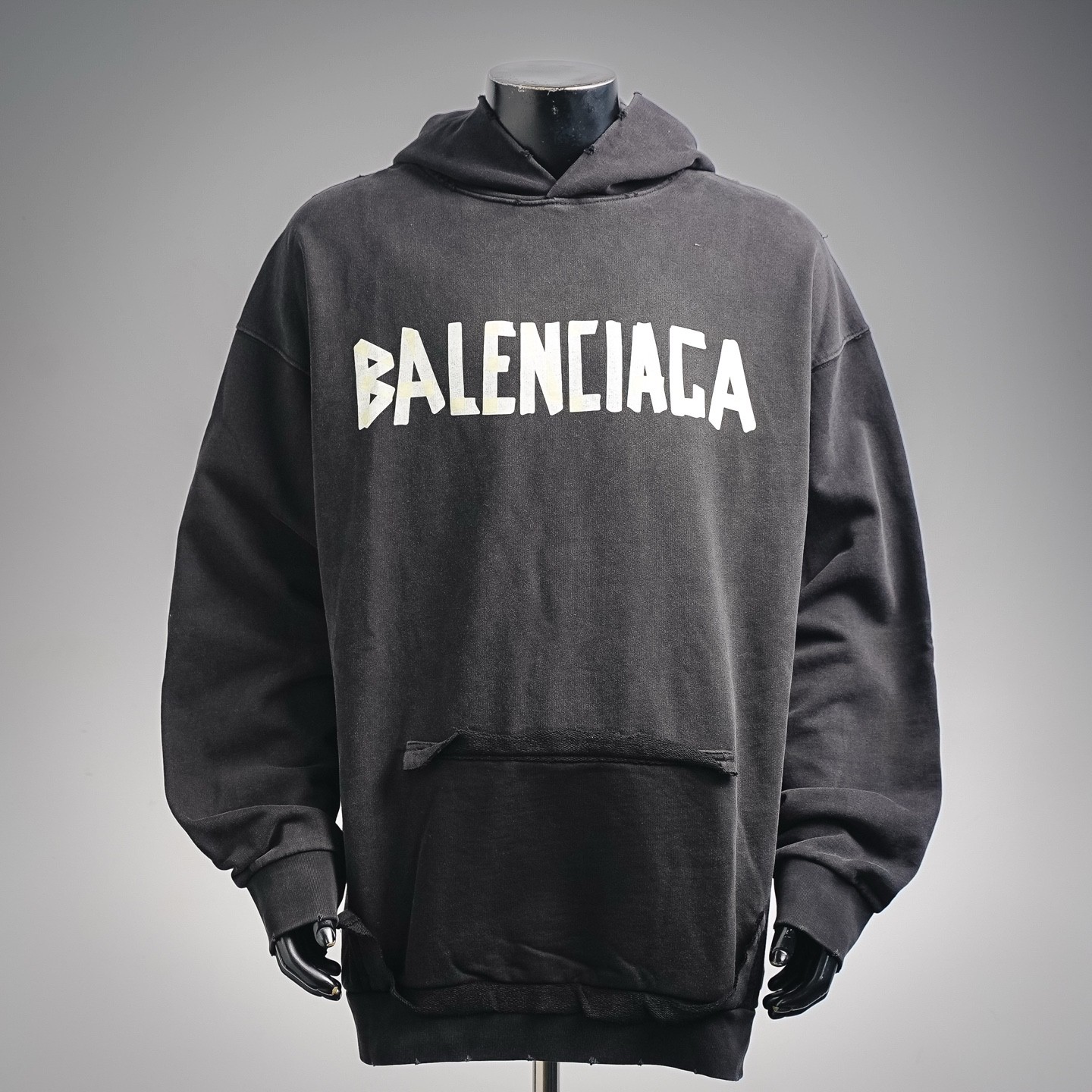Felpa pullover Balenciaga nera con cappuccio gialla logo BB davanti dietro