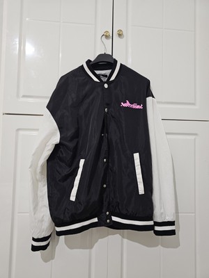 Unisex College Jacke schwarz/weiß College Style mit rosa Logo ''Virtual''
