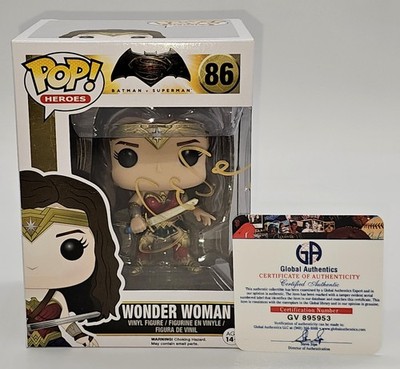 WONDER WOMAN BATMAN V SUPERMAN #86 GA FUNKO POP SIGNED BY GAL GADOT W/ PROTECTOR