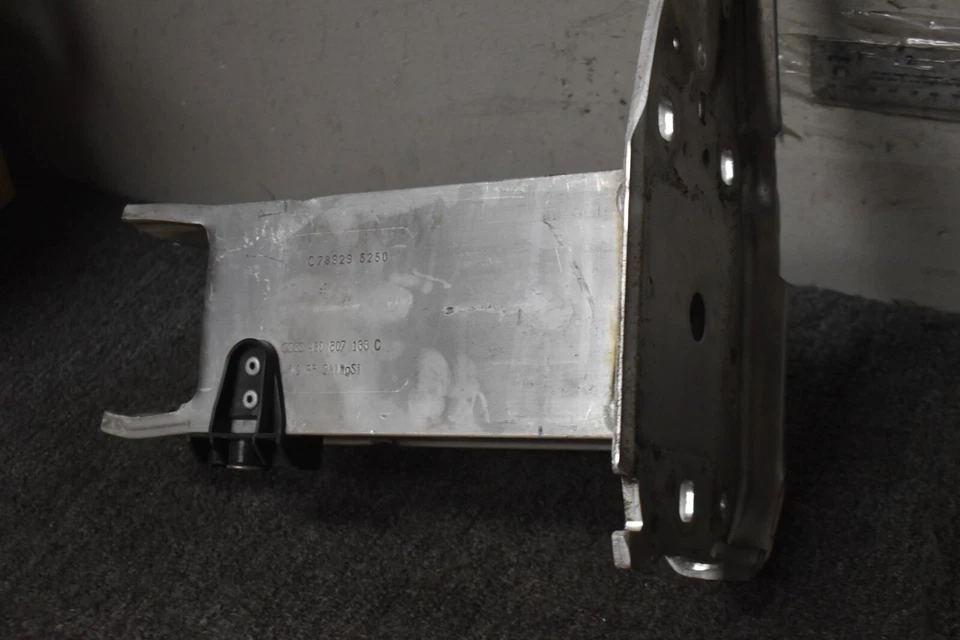 Soporte de parachoques lateral izquierdo AUDI RS7 2014-2018 base OEM de fábrica Foto 3 de 4