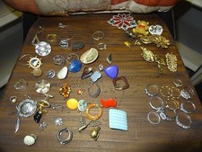 HUGE LOT OF COSTUME JEWELERY PIECES FOR WEAR  REPAIR