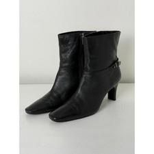 Botines de cuero negro con punta cuadrada y tacón para mujer detalle de hebilla con cremallera lateral