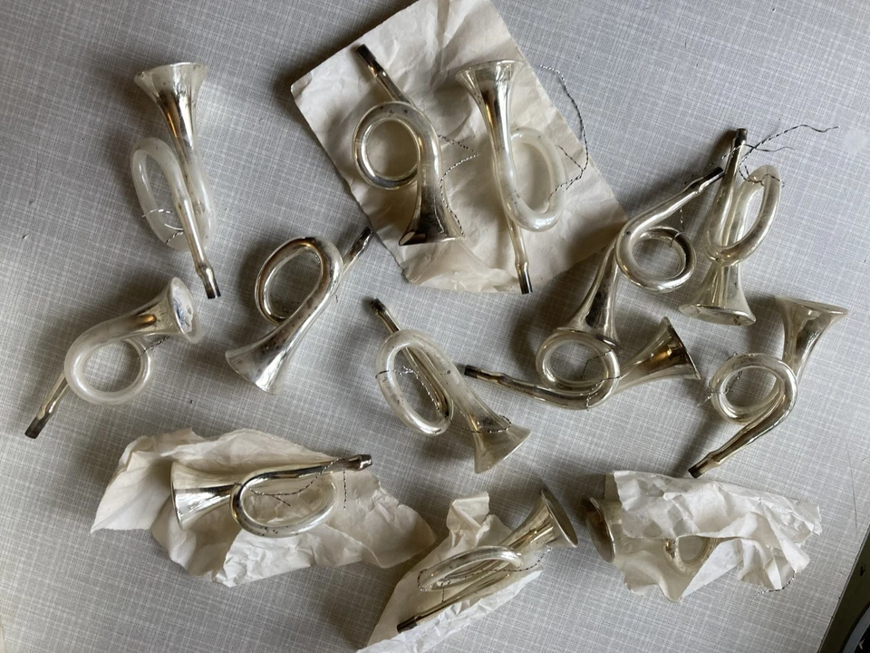 Christbaumschmuck (alt) - Trompeten - 13 Stück - weiss / silber - 8,5 cm - Image 2 of 4