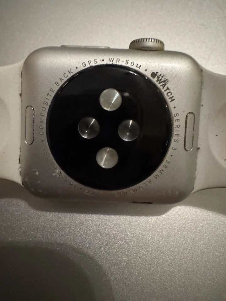 Apple Watch Series 3 38 mm Estuche de aluminio plateado Correa deportiva blanca  Foto 3 de 4