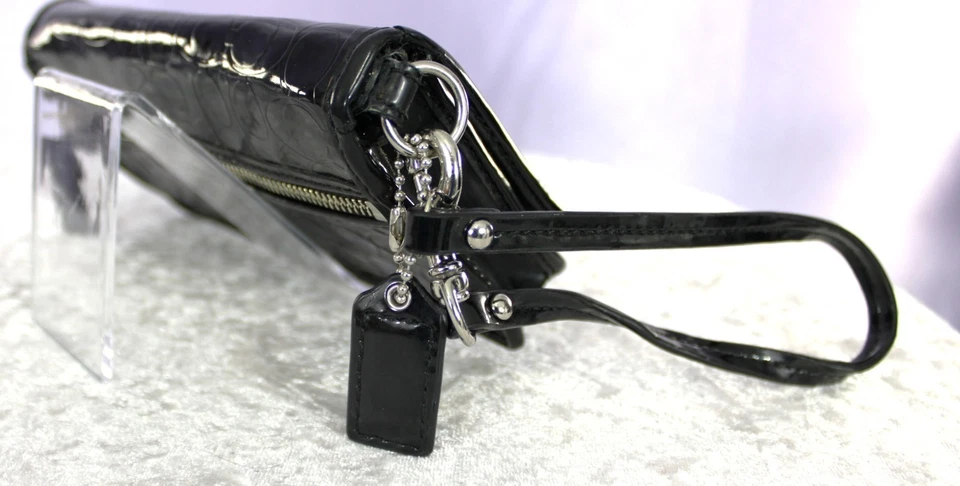 Cartera Muñequera Coach Negra Charol Firma C Corazón Logotipo Repujado Foto 3 de 4