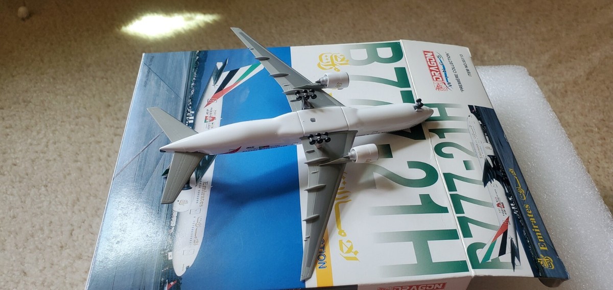 Dragon Wings Emirates B777-21H 1:400 55113 Dubai Shopping