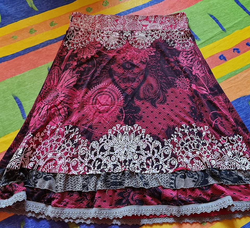 AUTHENTIC DESIGUAL GEOMETRIC ART EMBROIDERY LOGO RED BLACK WOMEN SKIRT-SIZE:S - Image 4 of 4