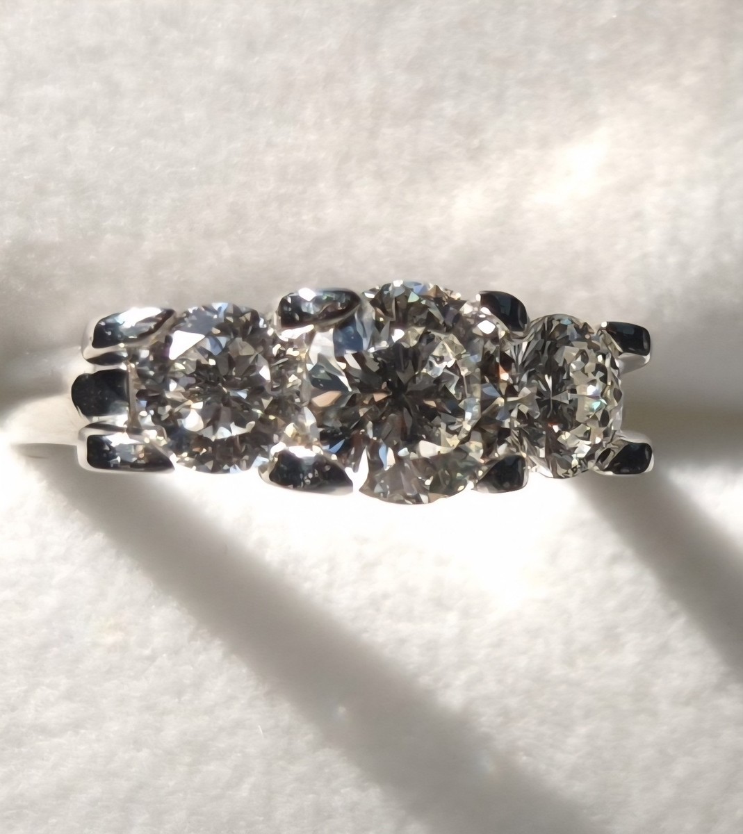  Roberto Coin Cento Platinum 3 Stone Diamond G/VS1 Ring 2.00+ ctw Size 5.25