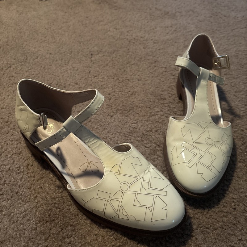 Clarks Somerset Women 8.5 M Cream Patent Leather T Strap Shoes Taylor Palm