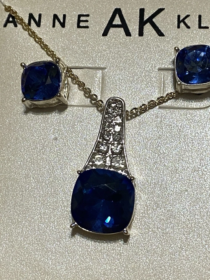 Juego de collar y pendientes Anne Klein de diamantes de imitación y cristal azul Foto 2 de 2