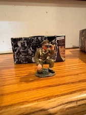 King & Country Retired - FOB024 Kneeling British Officer with Binos