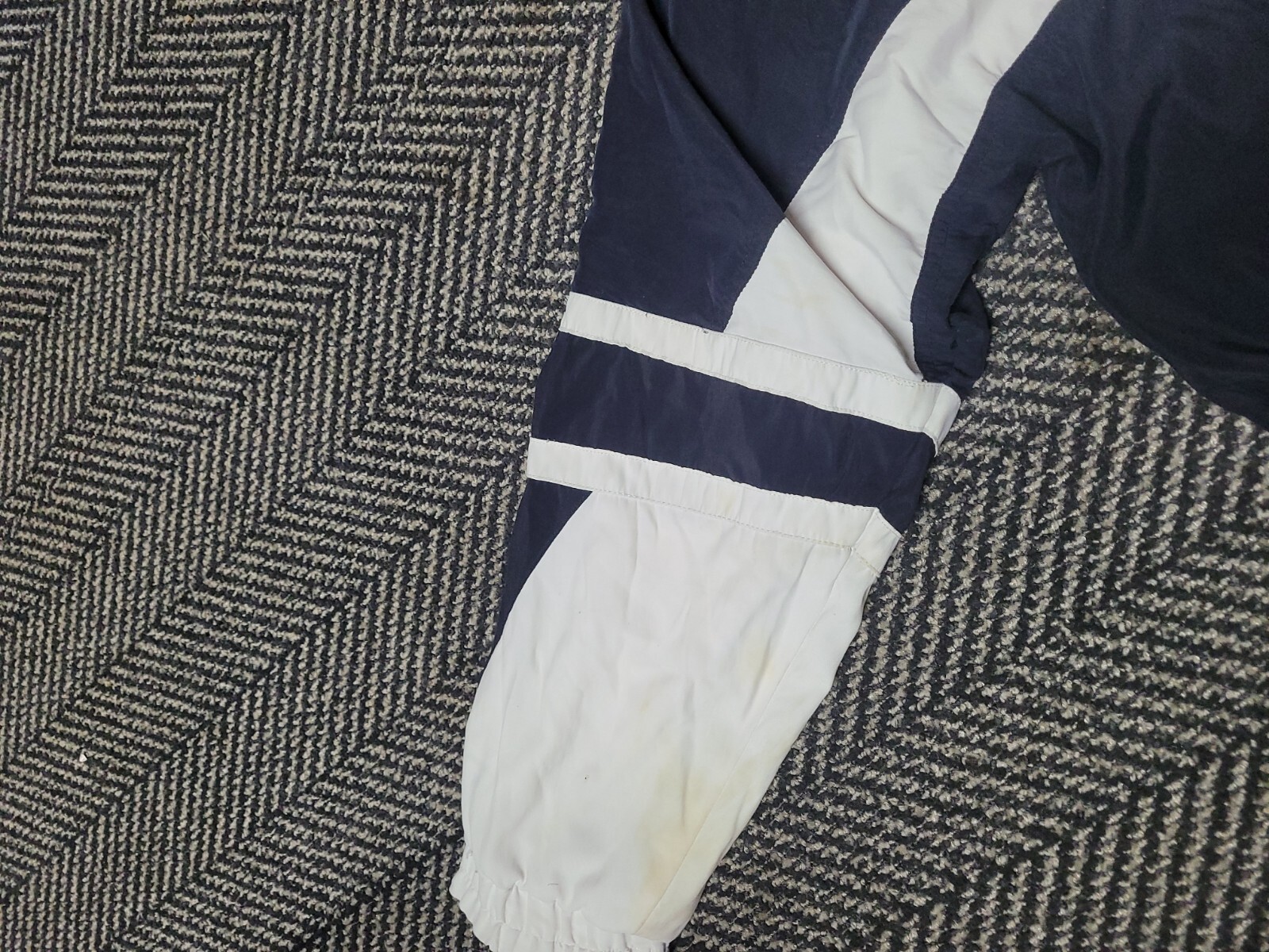 Giacca a vento vintage Fila taglia media ha macchie gialle in tutto 