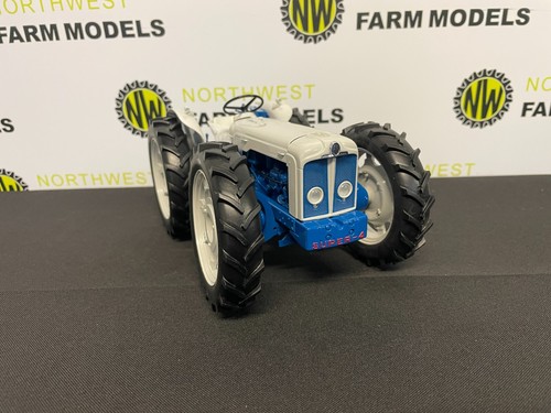 UNIVERSAL HOBBIES 2781 1:16 SCALE COUNTY SUPER 4 TRACTOR - Picture 5 of 6