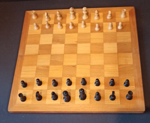 Antik Schach Schachspiel Schachbrett Schachfiguren Holz gedrechselt Faltbrett - Bild 1 von 5