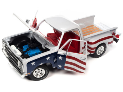 Auto World 1980 Dodge D150 Adventurer Pickup American Flag 1/18