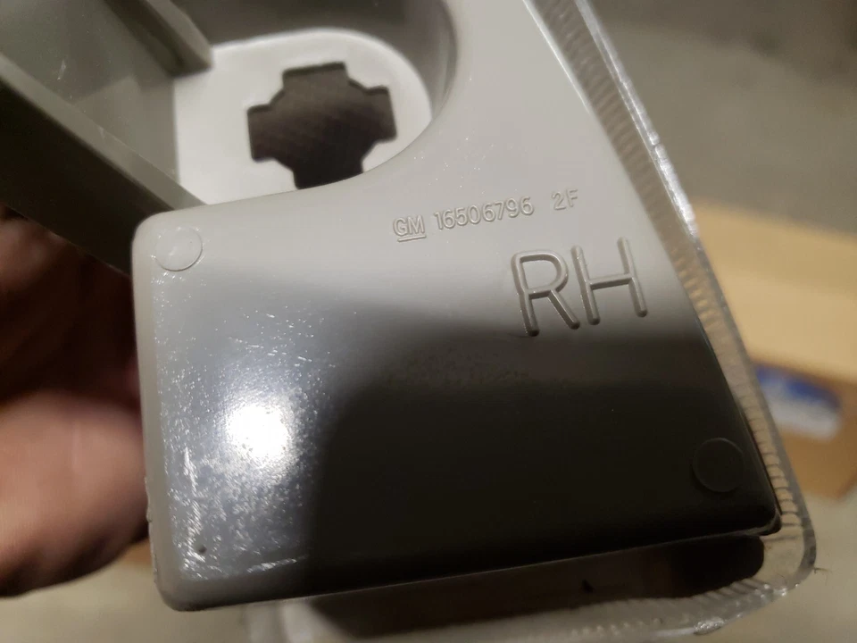 NOS GM 05974268 FOR 88-92 PONTIAC LEMANS RH SIDE MARKER LIGHT CLEAR - Image 4 of 4