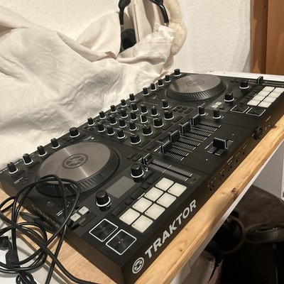 Native Instruments Traktor Kontrol S4 DJ-Controller mit Hardware serial Nr. inkl