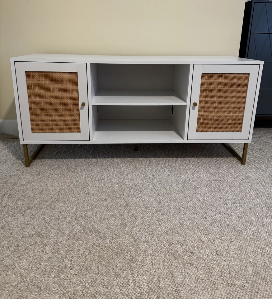 Nathan James 电视架 47 英寸 x 22 英寸木质/金属白色/金色带藤门 + 架子 — 第 2/4 张图片