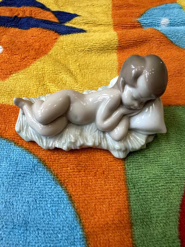 Lladro Figurine model# 4670 "Baby Jesus" Retired 2002/ NO Box