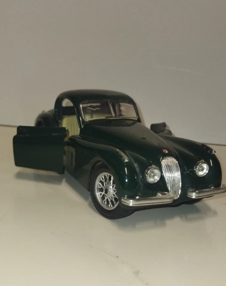AUTO GIOCATTOLO VINTAGE. JAGUAR XK 120 DEL 1948. METALLO - Immagine 2 di 4